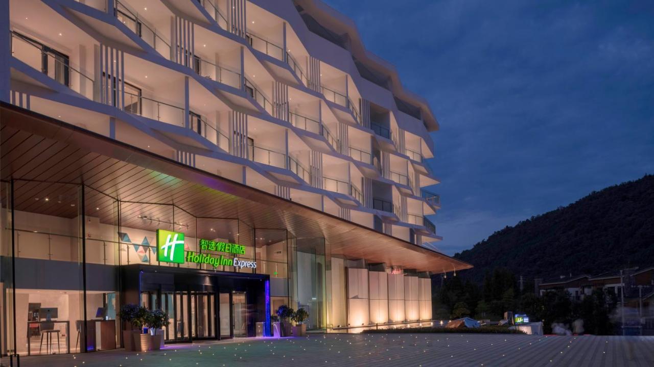 Holiday Inn Express Qiliping By Ihg Gunung Emei Bagian luar foto